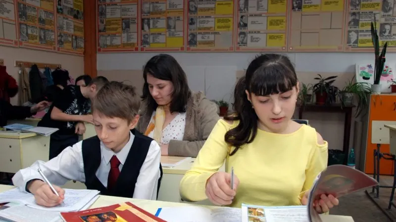 Prin ce trec elevii care nu se înscriu la ora de religie: Părinţii care divoreţează ajung în iad!