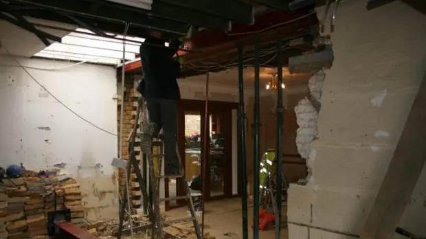 Și-a distrus casa ca să construiască ceva în sufragerie. Când au văzut ce era, vecinii au înlemnit 