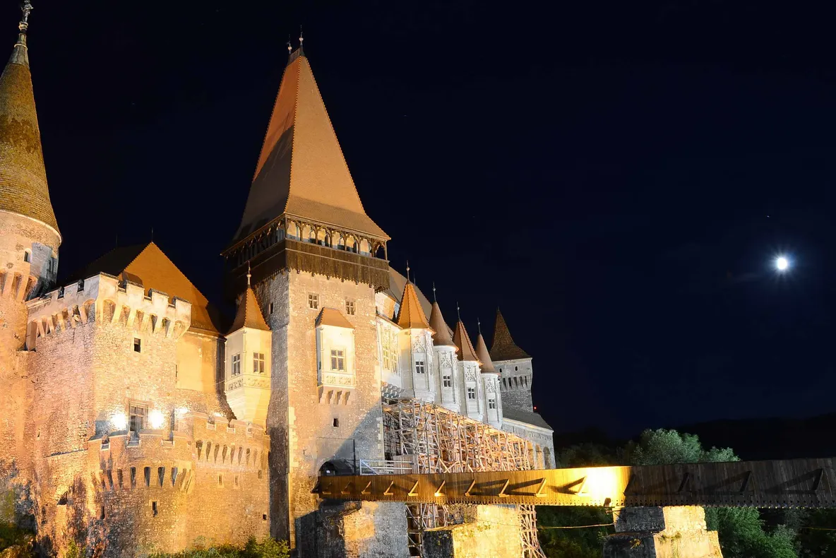 Castelul Corvinilor a fost prădat de hoţi. Poliţia face audieri