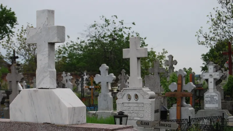 Ritual sinistru: Ţăranii din Gorj dezgroapă morţii şi le ard inimile. Motivul este incredibil