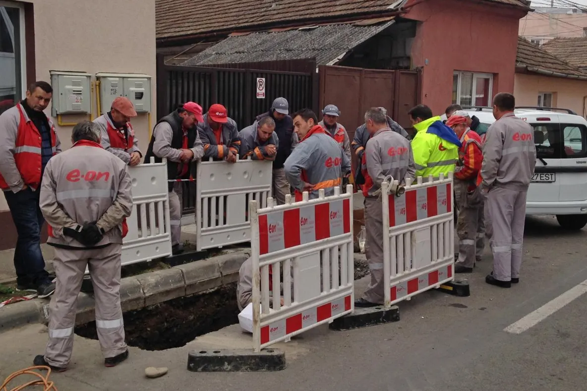 O persoană munceşte, alte 16 stau. Care este explicaţia E.ON pentru această poză virală