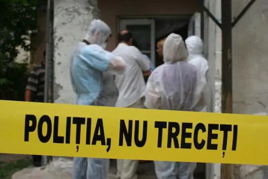 Crimă înfiorătoare. O femeie a fost înjunghiată în casă. Ucigașul este căutat de poliție 