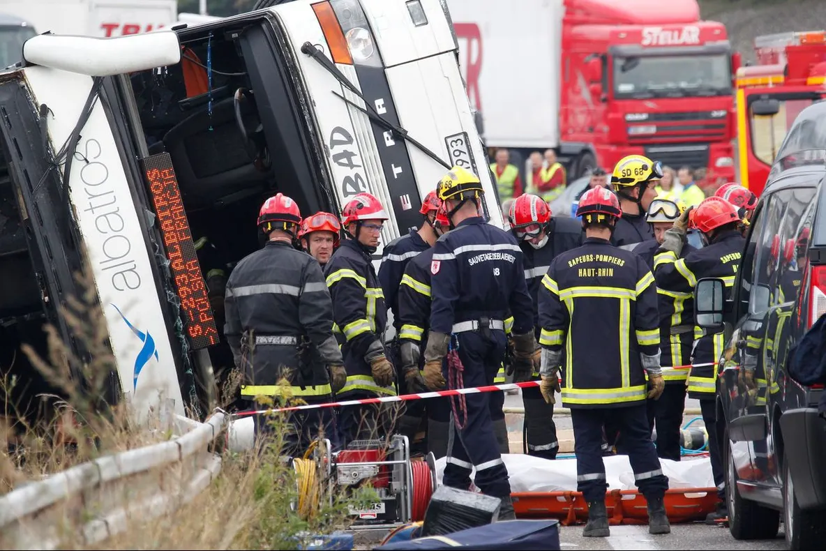Accident cumplit. 42 de oameni au murit în coliziunea dintre un autocar și un camion