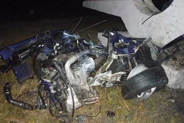 Accident cumplit: trei tinere și-au pierdut viața. Mașina e un morman de fiare