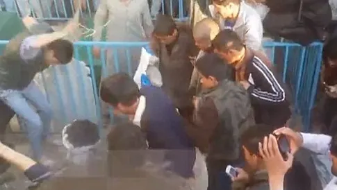Scene îngrozitoare: un primar a fost linşat de mulţimea furioasă. Care a fost motivul "revoltei"
