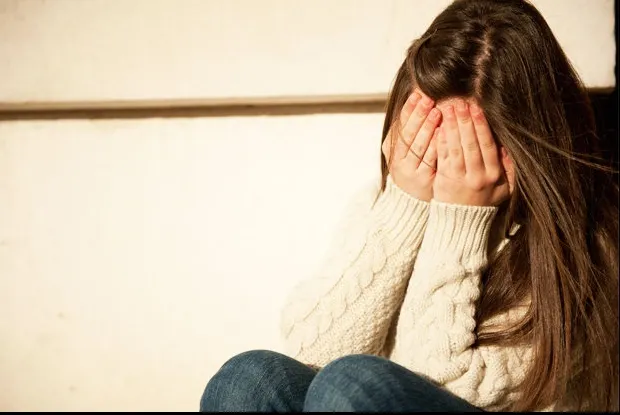 A violat o fată de 12 ani, apoi și-a tăiat organul sexual. Explicația dată polițiștilor e șocantă