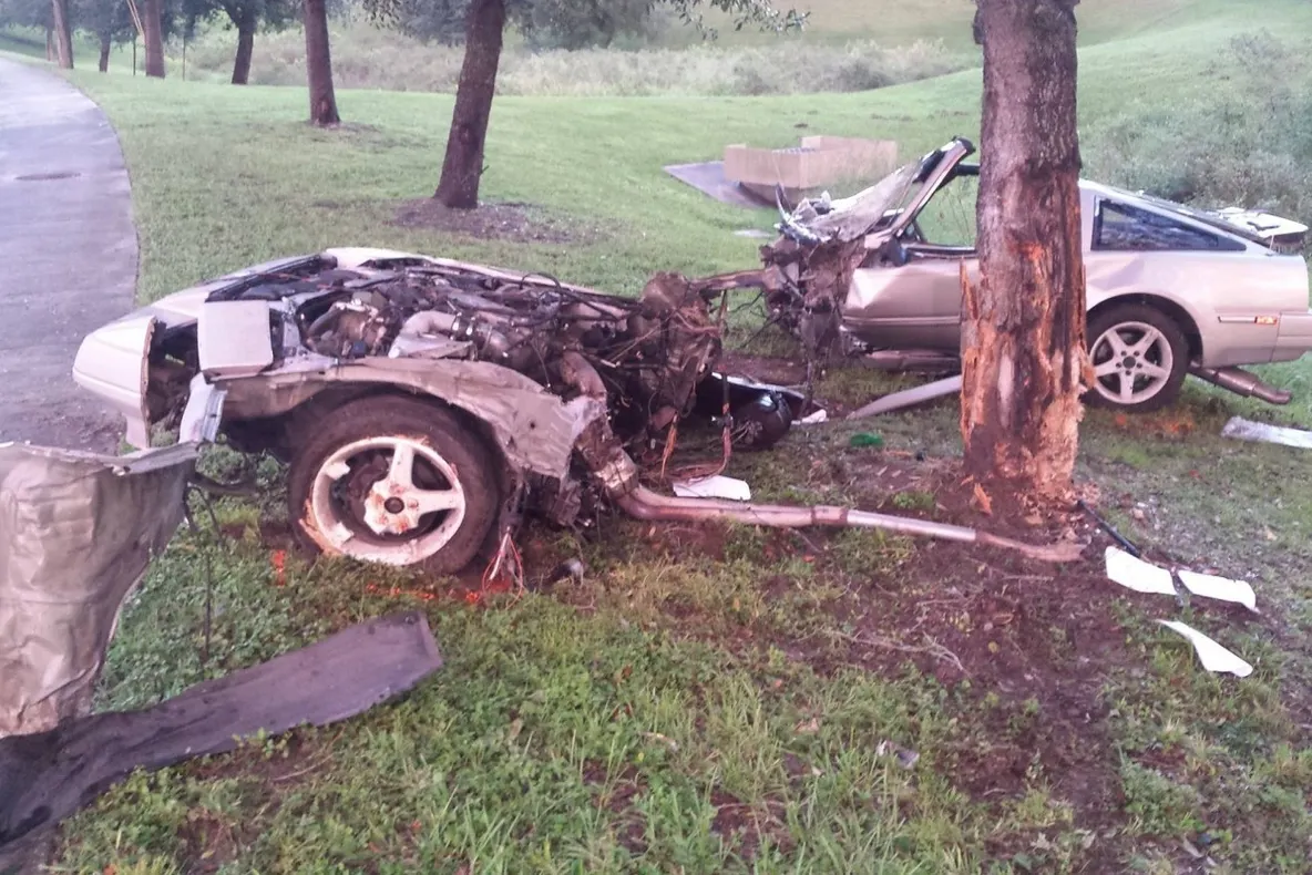 Incredibil: maşina s-a rupt în două, dar şoferul a scăpat cu viaţă. "Este un miracol"
