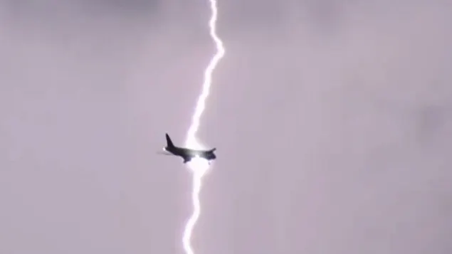 Avion cu 300 de pasageri, lovit de un fulger. Piloții au fost aproape de o catastrofă