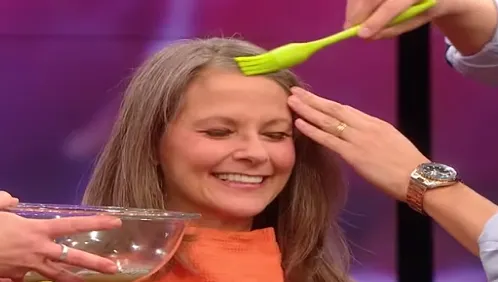 O reţetă ciudată poate opri albirea părului. Ai nevoie de apă şi un ingredient ieftin