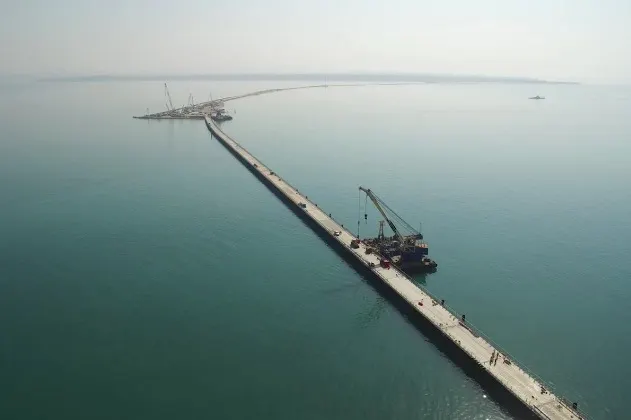 Ruşii se grăbesc. Au construit un pod tehnic care leagă Rusia de Crimeea