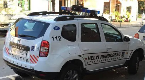 Autoturismul Poliției Locale Odorheiu Secuiesc a fost inscripționat în română și maghiară