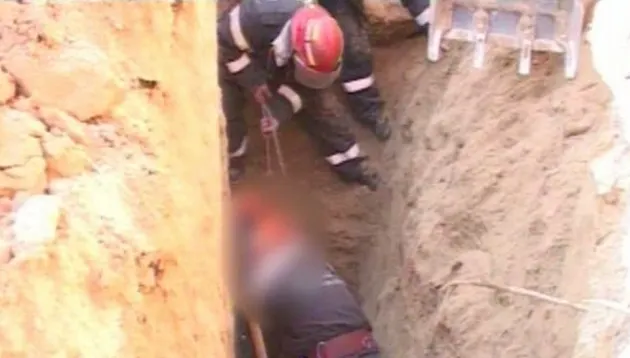 A scapat cu viaţa ca prin minune. Tânăr din Argeş, prins sub un mal de pământ, la 3 metri adâncime