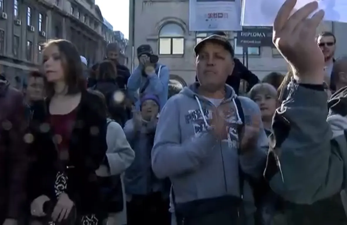 Miting în mai multe oraşe, în memoria poliţistului mort. Se cere demisia lui Gabriel Oprea