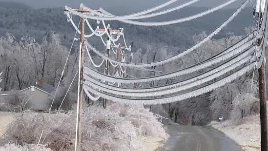 Ninsoarea şi vântul puternic au lăsat 32 de localităţi din Suceava fără curent electric