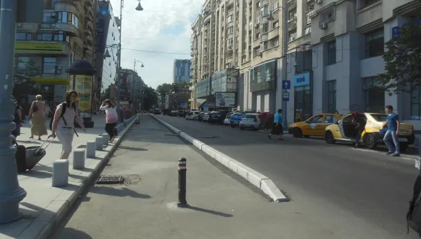 Membrii unor ONG-uri: Stâlpii instalaţi pe Calea Victoriei sunt un adevărat pericol pentru pietoni