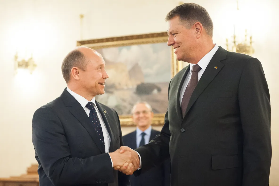 Un geam al avionului în care se afla premierul Republicii Moldova s-a fisurat