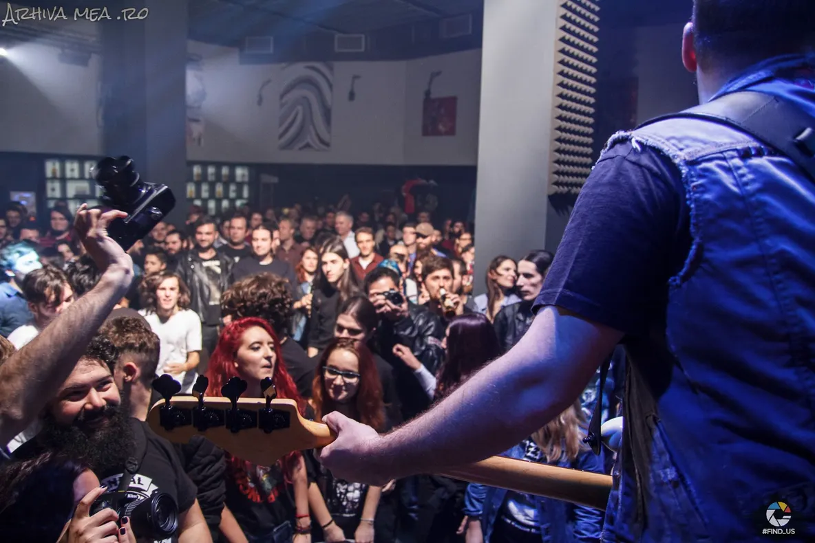Fotografii surprinse înainte de concertul din Club Colectiv 