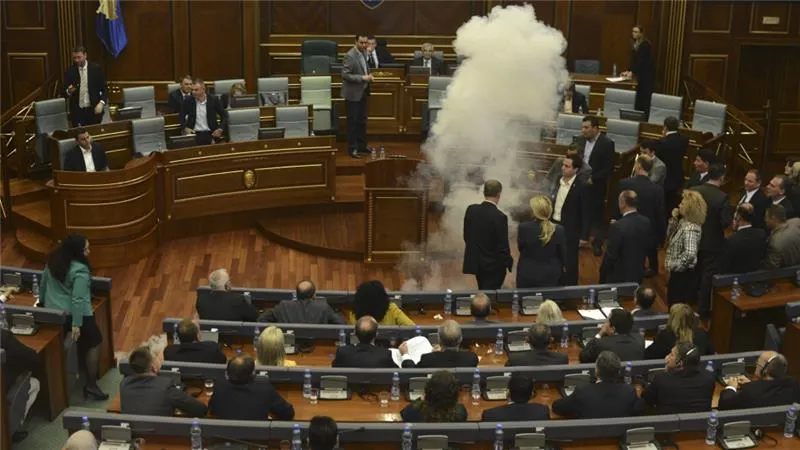 Gaze lacrimogene și spray paralizant în parlamentul din Kosovo. Protest faţă de acordul cu Serbia