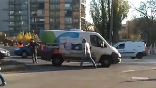 Incredibil! Şoferul unei dube a vrut să fugă de la locul accidentului. Ce a făcut păgubitul e şocant