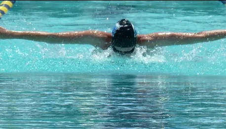 VIDEO | Maraton de înot pe Vidraru: 21 de kilometri în 8 ore 