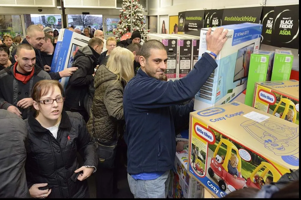 Românii vor cumpăra cel puțin două-trei produse de Black Friday. Cine face această estimare