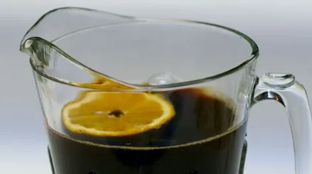 Toarnă lâmâie în cafea de două ori pe săptămână. Rezultatul este incredibil