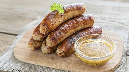 Atenţie la ce produse alegi! Cârnaţi făcuţi în Polonia, vânduţi ca "tradiţionali" în România