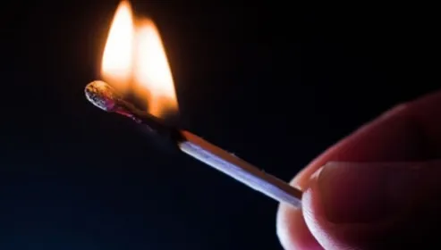Explozie într-un apartament din Brăila: doi răniţi şi mai multe maşini din parcare avariate