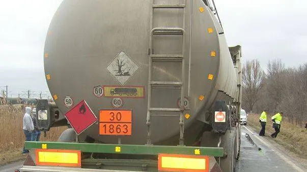 O cisternă cu kerosen s-a răsturnat pe DN1. Traficul este deviat
