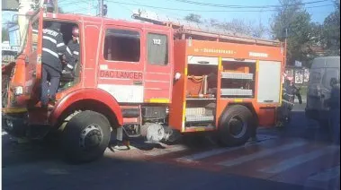 Grav accident, la Constanţa: o maşină de pompieri s-a ciocnit cu un automobil. Pompieri încarceraţi