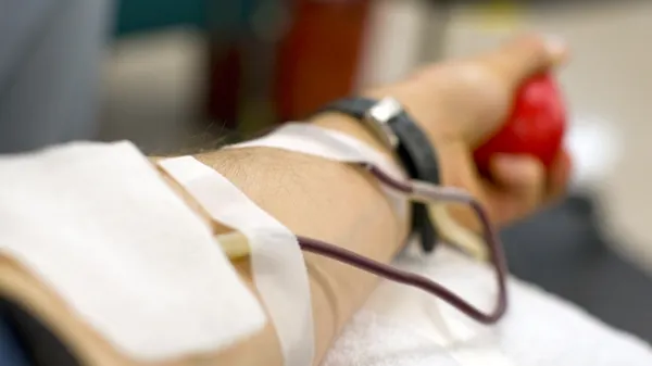 Peste 2.000 de persoane s-au infectat cu HIV după transfuzii de sânge