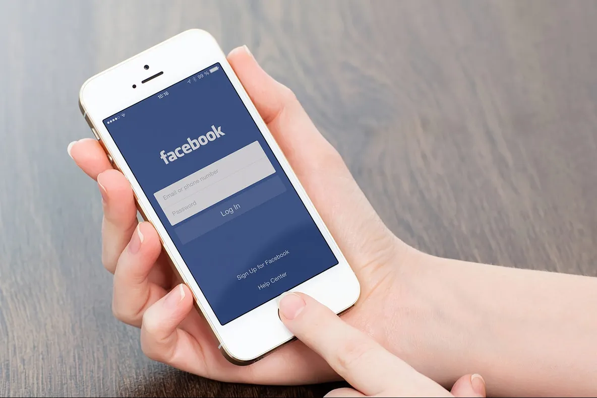 INCREDIBIL! O femeie și-a vândut fetița pe Facebook!