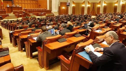 Funcţionarii publici parlamentari vor spor de 15% pentru condiţii vătămătoare de muncă