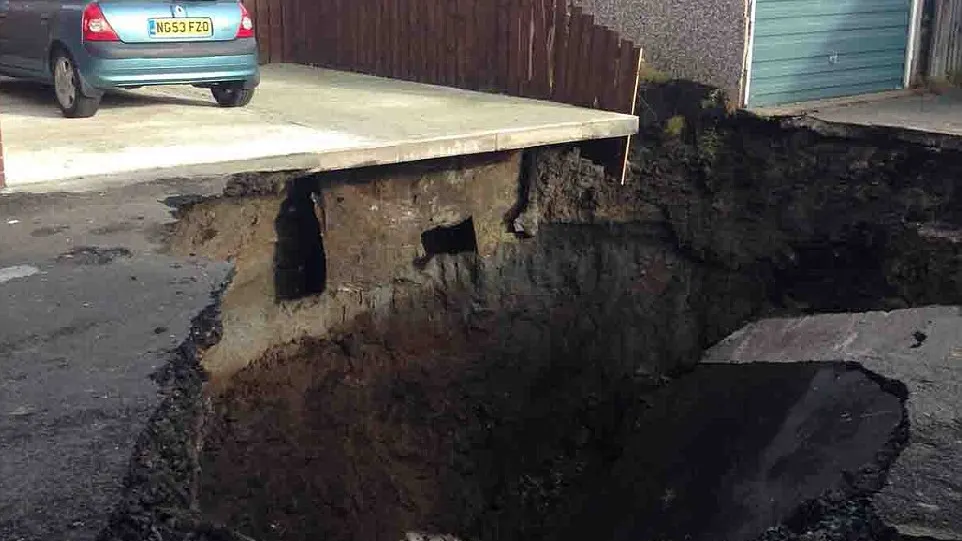 O groapă uriașă a apărut în mijlocul drumului. S-au speriat când au văzut ce era în ea