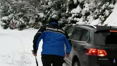 Doi turişti au rămas înzăpeziţi în Bucegi. A fost nevoie de intervenţia jandarmilor montani