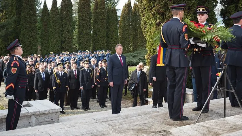 Iohannis, moment de reculegere în Slovacia: Ei sunt eroii!Mă înclin în fața sacrificiului lor suprem