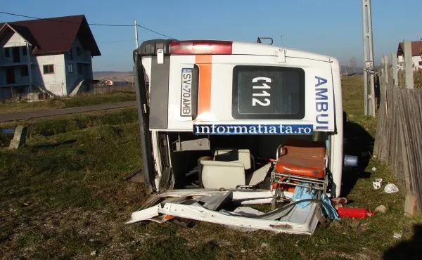 Ambulanță cu pacienți, implicată într-un accident de circulație. Mai multe persoane au fost rănite