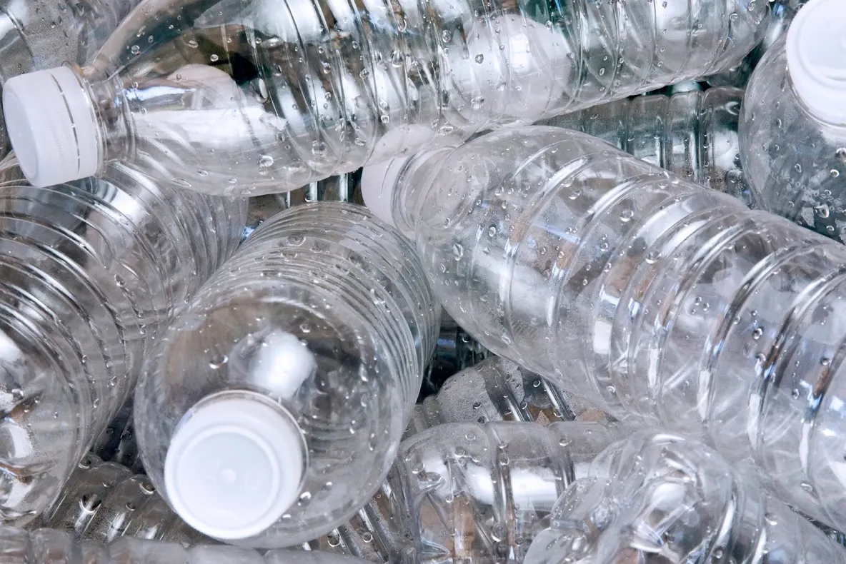 Ce trebuie să ştii despre sticlele de plastic pe care le cumperi din magazin