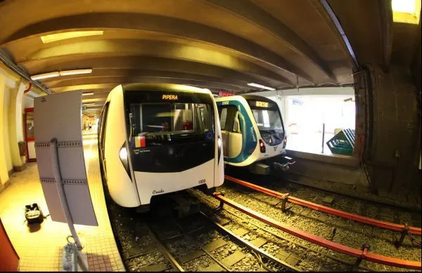 Circulaţia oprită la metrou. A ieşit fum dintr-un tunel. UPDATE