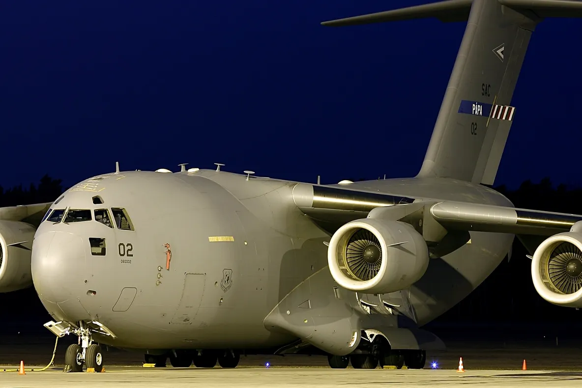 Cum arată în interior avionul NATO care a transferat în străinătate victimele din Colectiv