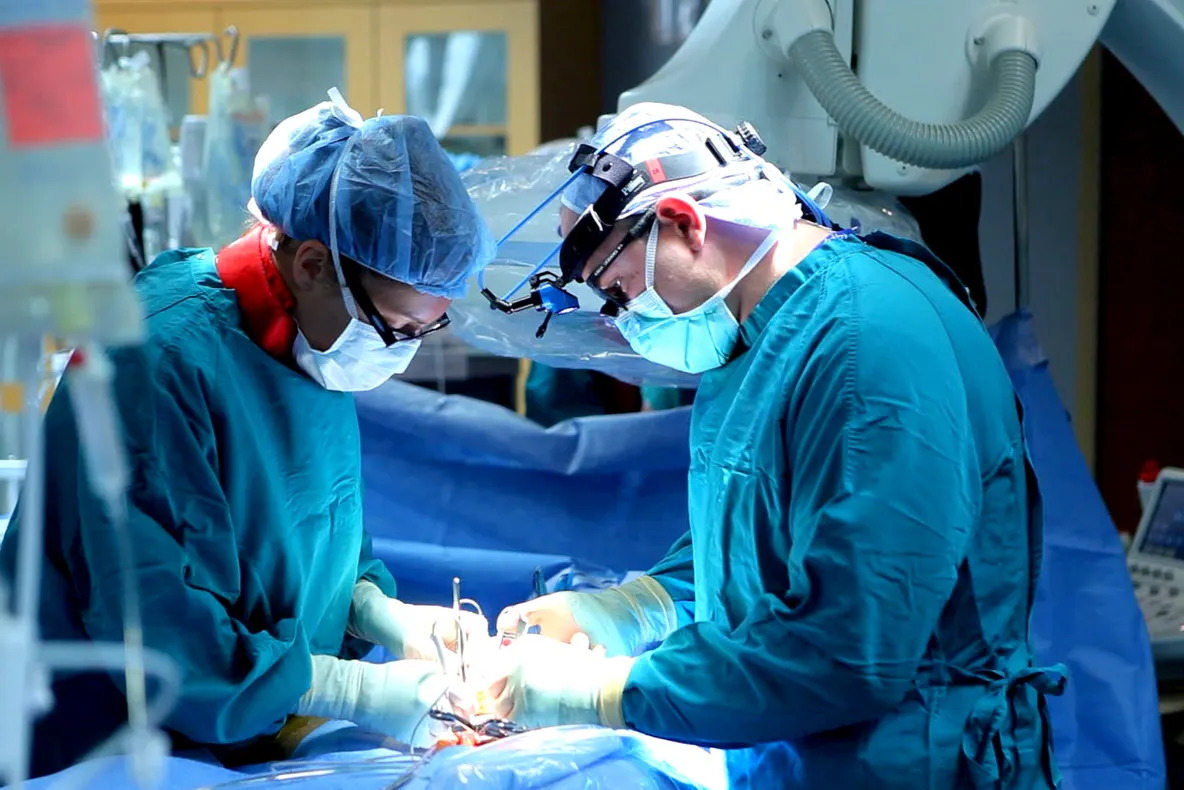 Operaţie incredibilă: un bărbat a primit un chip complet nou, după ce a fost ars pe faţă