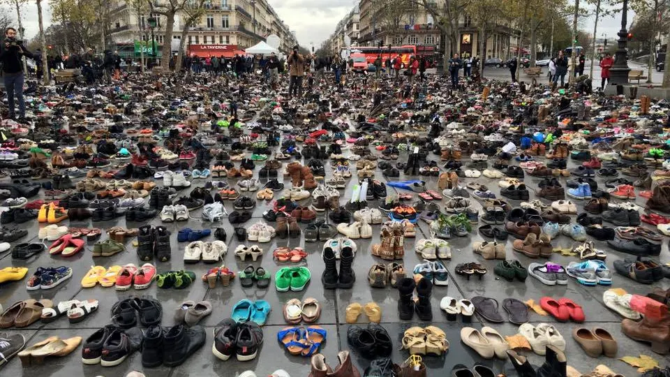 Mii de perechi de pantofi au invadat o piață din Paris. Ce simbolizează
