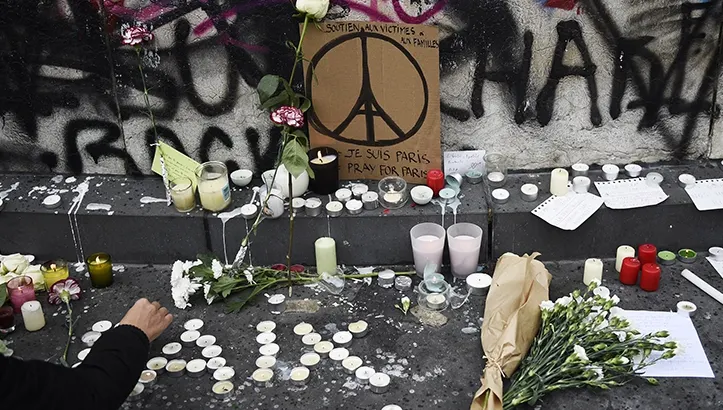Reacţie dură pe Facebook, după tragedia din Paris: "Imbecili ce sunteţi. M-am săturat de voi"