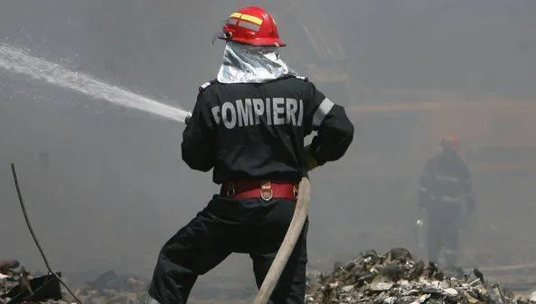 La un pas de tragedie: doi copii, singuri în casa care a luat foc. Ce au făcut micuţii