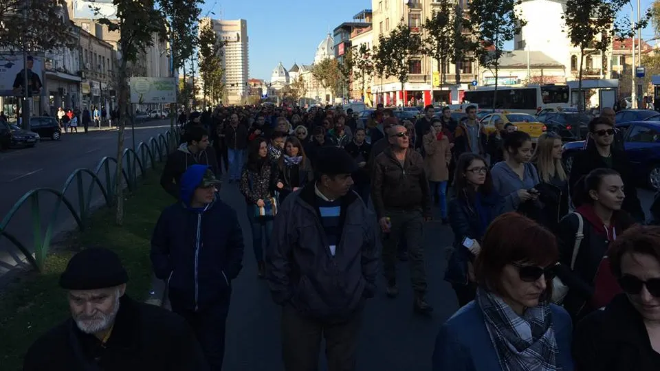 Mii de români au ieșit în stradă într-un marș al tăcerii care s-a sfârșit la clubul Colectiv