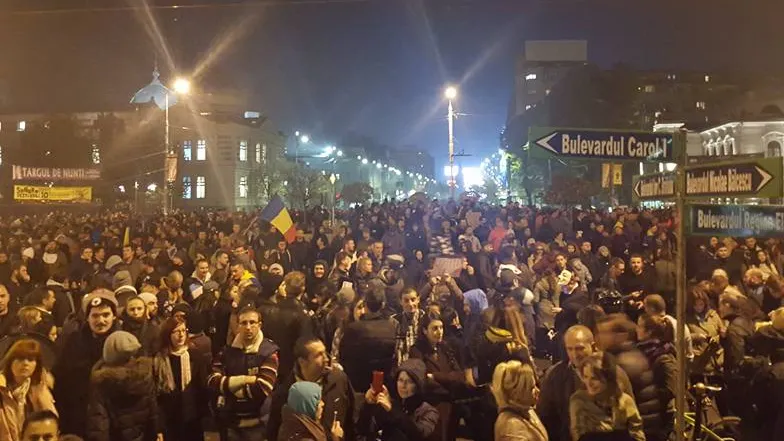 Românii, din nou în stradă, pentru a treia zi. 15.000 de oameni au protestat în Piaţa Universităţii