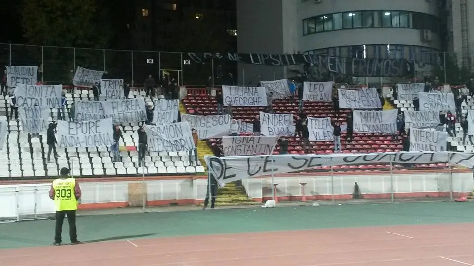 Partida Dinamo-Viitorul se dispută, în ciuda doliului național. Fanii lui Dinamo au protestat