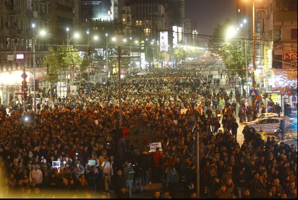 Guardian, despre protestele din România: Explozia de furie, pe fondul corupţiei generalizate
