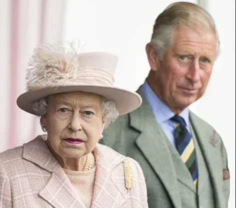Prinţul Charles, în ipostaze stânjenitoare. Regina va înnebuni când va vedea imaginile