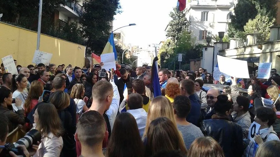 Manifestație de solidaritate cu victimele din Colectiv, la Roma. Peste 250 de persoane participă
